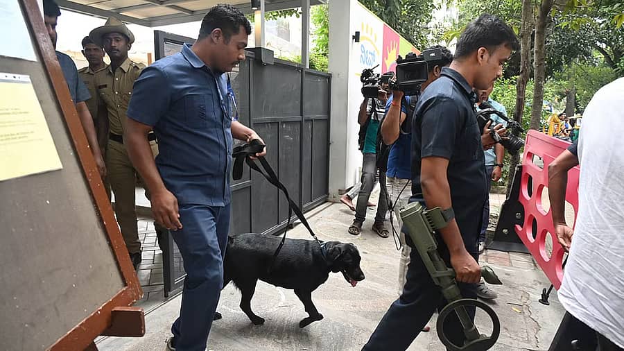 <div class="paragraphs"><p>ಬಾಂಬ್ ನಿಷ್ಕ್ರಿಯ ದಳ (ಸಂಗ್ರಹ ಚಿತ್ರ)</p></div>