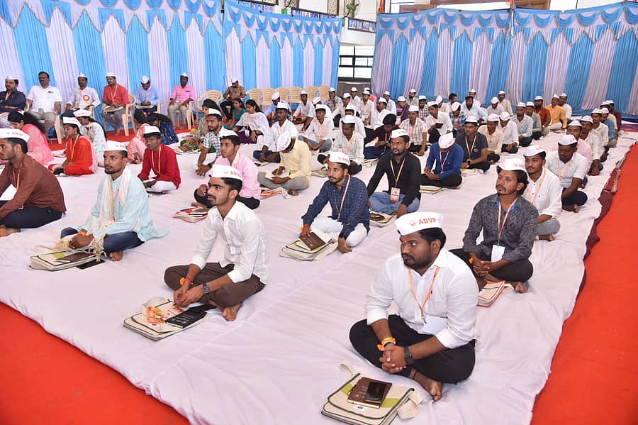 ಹಾವೇರಿಯಲ್ಲಿ ಅಖಿಲ ಭಾರತೀಯ ವಿದ್ಯಾರ್ಥಿ ಪರಿಷತ್ (ಎಬಿವಿಪಿ) ವತಿಯಿಂದ ಆಯೋಜಿಸಿರುವ ಕರ್ನಾಟಕ ಉತ್ತರ ಪ್ರಾಂತದ ರಾಜ್ಯ ಕಾರ್ಯಕಾರಣಿ ಸಭೆಯಲ್ಲಿ ಪಾಲ್ಗೊಂಡಿರುವ ಪ್ರತಿನಿಧಿಗಳು