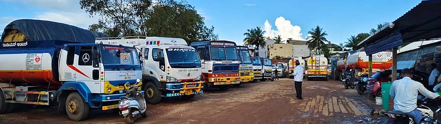 ಧಾರವಾಡ ಸಮೀಪ ರಾಯಪುರದಲ್ಲಿ ಶನಿವಾರ ನಿಂತಿದ್ದ ಇಂಧನ ಟ್ಯಾಂಕರ್‌ಗಳು