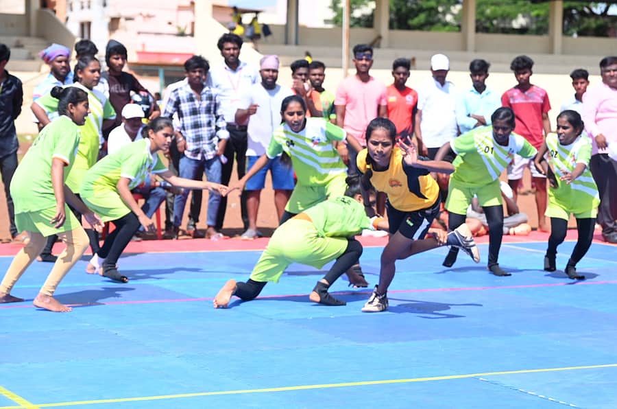 <div class="paragraphs"><p>ದಸರಾ ಸಿಎಂ ಕಪ್‌ ಕ್ರೀಡಾಕೂಟದ ಅಂಗವಾಗಿ ಬೀದರ್‌ನ ನೆಹರೂ ಕ್ರೀಡಾಂಗಣದಲ್ಲಿ ಶನಿವಾರ ಭಾಲ್ಕಿ ಹಾಗೂ ಹುಮನಾಬಾದ್‌ ವನಿತೆಯರ ಕಬಡ್ಡಿ ಪಂದ್ಯ ನಡೆಯಿತು</p></div>