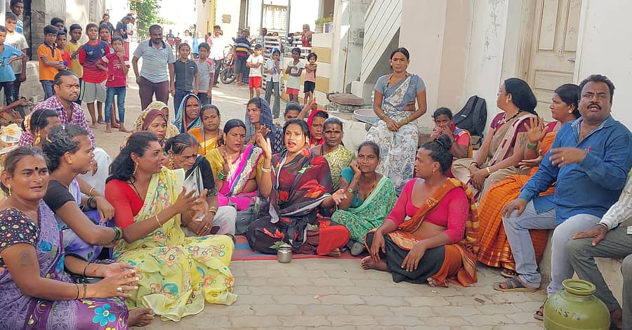 ಗುಳೇದಗುಡ್ಡದ ವಿರುಪಾಕ್ಷಪ್ಪ ಮಂಟೂರು ಅವರ ಮನೆಯ ಮುಂದೆ ಮಂಗಳಮುಖಿಯರು ಪ್ರತಿಭಟನೆ ಮಾಡಿದರು 