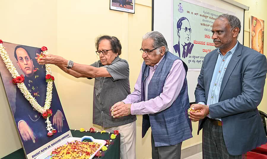 ಮೈಸೂರಿನ ಡಾ.ಬಿ.ಆರ್.ಅಂಬೇಡ್ಕರ್ ಸಂಶೋಧನಾ ಹಾಗೂ ವಿಸ್ತರಣ ಕೇಂದ್ರದಲ್ಲಿ ಆಯೋಜಿಸಿದ್ದ ವಿಚಾರ ಸಂಕಿರಣದಲ್ಲಿ ಅಂಬೇಡ್ಕರ್ ಭಾವಚಿತ್ರಕ್ಕೆ ಪ್ರೊ.ಬಿ.ಕೆ. ಚಂದ್ರಶೇಖರ್ ಪುಷ್ಪಾರ್ಚನೆ ಮಾಡಿದರು –ಪ್ರಜಾವಾಣಿ ಚಿತ್ರ