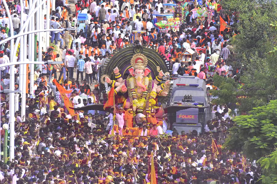 ವಿಶ್ವ ಹಿಂದೂ ಪರಿಷತ್, ಭಜರಂಗದಳದ ವತಿಯಿಂದ ಪ್ರತಿಷ್ಠಾಪಿಸಲಾಗಿದ್ದ ಗಣೇಶ ಮೂರ್ತಿ ವಿಸರ್ಜನೆ ಅಂಗವಾಗಿ ಶನಿವಾರ ಚಿತ್ರದುರ್ಗದ ಬಿ.ಡಿ ರಸ್ತೆಯಲ್ಲಿ ಲಕ್ಷಾಂತರ ಭಕ್ತರ ನಡುವೆ ಬೃಹತ್ ಶೋಭಾಯಾತ್ರೆ ಸಾಗಿತು