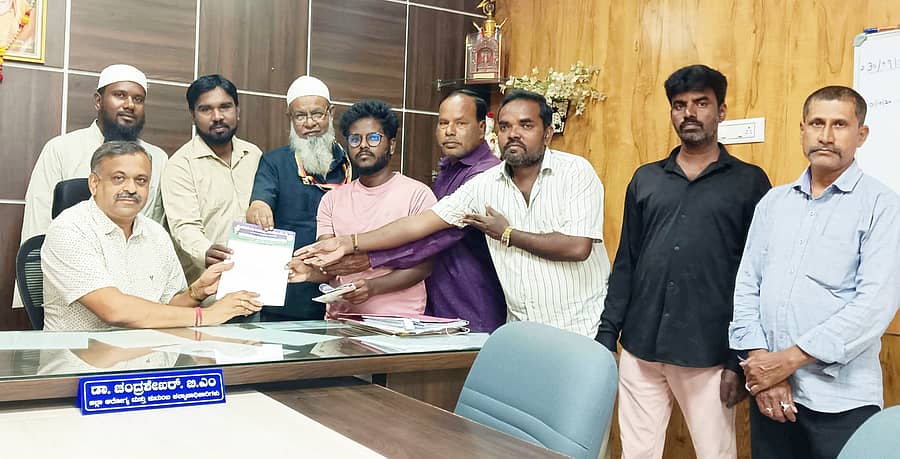 ತುಮಕೂರಿನಲ್ಲಿ ಶನಿವಾರ ನಮ್ಮ ಕ್ಲಿನಿಕ್ಗೆ ವೈದ್ಯರ ನೇಮಕ ಸೇರಿ ಅಗತ್ಯ ಸೌಲಭ್ಯ ಕಲ್ಪಿಸುವಂತೆ ಒತ್ತಾಯಿಸಿ ಕೊಳೆಗೇರಿ ನಿವಾಸಿಗಳ ಹಿತರಕ್ಷಣಾ ಸಮಿತಿಯಿಂದ ಡಿಎಚ್ಒ ಬಿ.ಎಂ.ಚಂದ್ರಶೇಖರ್ ಅವರಿಗೆ ಮನವಿ ಸಲ್ಲಿಸಲಾಯಿತು. ಸ್ಲಂ ಸಮಿತಿ ಕಾರ್ಯದರ್ಶಿ ಅರುಣ್, ಮುಖಂಡರಾದ ಸೈಯದ್ ಅಲ್ತಾಫ್, ಶಂಕ್ರಯ್ಯ, ಕೃಷ್ಣಮೂರ್ತಿ, ಅಶ್ವತ್ಥ, ಎನ್.ಮಂಜುನಾಥ್, ಸುಲ್ತಾನ್ ಉಪಸ್ಥಿತರಿದ್ದರು