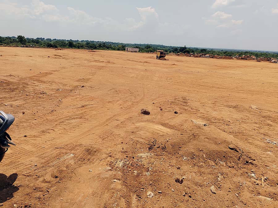 ಲಿಂಗಸುಗೂರು ತಾಲ್ಲೂಕಿನ ಚಿಕ್ಕ ಉಪ್ಪೇರಿ ಬಳಿಯ ಸ.ನಂ 62ರ ಭೂಮಿಯನ್ನು ಸಮತಟ್ಟು ಮಾಡಿರುವುದು