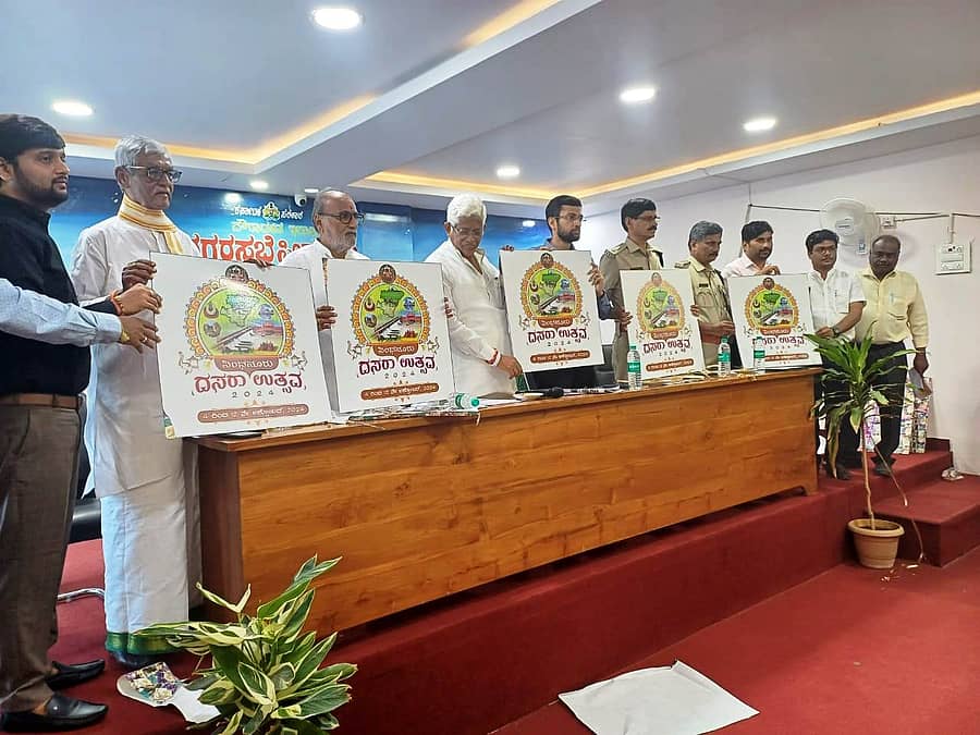 ಸಿಂಧನೂರಿನ ನಗರಸಭೆ ಸಭಾಂಗಣದಲ್ಲಿ ಶನಿವಾರ ಜಿಲ್ಲಾಧಿಕಾರಿ ನಿತೀಶ್ ಕೆ. ಸಿಂಧನೂರು ದಸರಾ ಉತ್ಸವದ ಲೋಗೋ ಬಿಡುಗಡೆ ಮಾಡಿದರು.