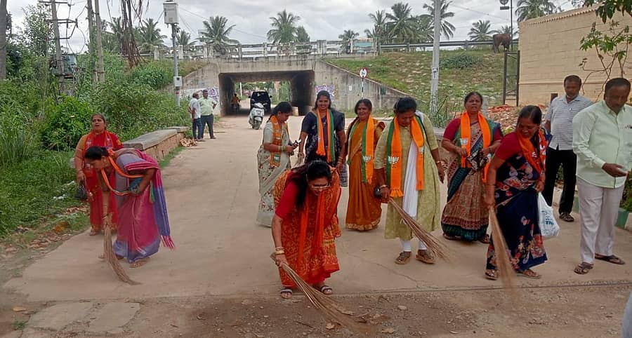 ದೇವನಹಳ್ಳಿ ರೈಲ್ವೆ ನಿಲ್ದಾಣದಲ್ಲಿ ಪ್ರಧಾನಿ ನರೇಂದ್ರ ಮೋದಿ ಅವರ ಜನ್ಮ ದಿನದ ಅಂಗವಾಗಿ ಸೇವಾ ಪಾಕ್ಷಿಕದ ಹಿನ್ನೆಲೆಯಲ್ಲಿ ಆಯೋಜಿಸಿದ್ದ ಸ್ವಚ್ಛತಾ ಕಾರ್ಯಕ್ರಮದಲ್ಲಿ ಮಹಿಳಾ ಮೋರ್ಚಾದ ಪದಾಧಿಕಾರಿಗಳು ಭಾಗಿಯಾಗಿದ್ದರು