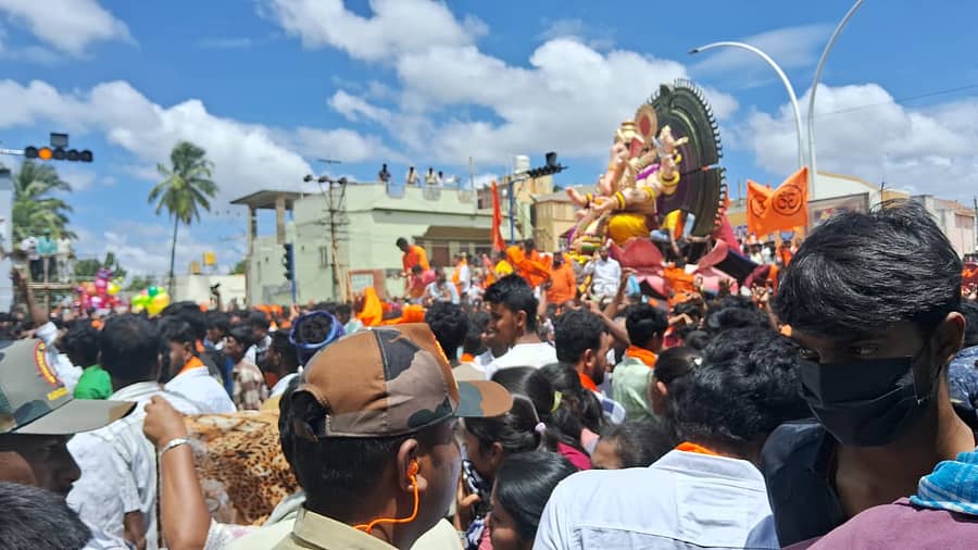 <div class="paragraphs"><p>ಗಣಪತಿ ಮೂರ್ತಿ ವಿಸರ್ಜನೆ ಅಂಗವಾಗಿ ಶನಿವಾರ ಬಿಗಿ ಪೊಲೀಸ್ ಬಂದೋಬಸ್ತ್ ನಡುವೆ ಶೋಭಾಯಾತ್ರೆ ನಡೆಯಿತು.</p></div>