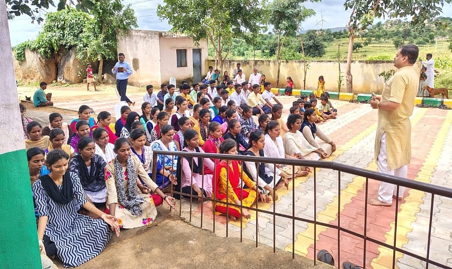 ಸಂಡೂರು ತಾಲ್ಲೂಕಿನ ಹೊಸೂರು ಗ್ರಾಮದ ಸರ್ಕಾರಿ ಹಿರಿಯ ಪ್ರಾಥಮಿಕ ಶಾಲೆಯ ಆವರಣದಲ್ಲಿ ಭಗತ್ ಸಿಂಗ್ ಜಯಂತಿ ಆಚರಿಸಲಾಯಿತು