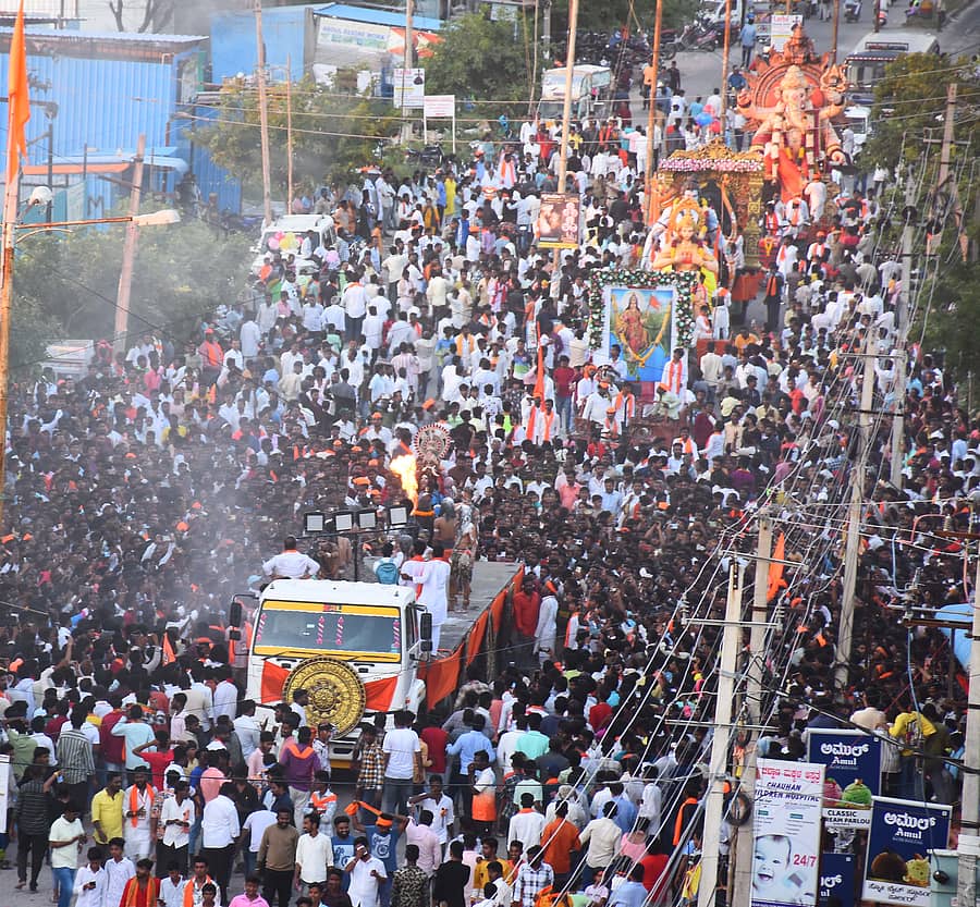 ಯಾದಗಿರಿಯಲ್ಲಿ ಶನಿವಾರ ಮಹಾ ಗಣಪತಿ ವಿಸರ್ಜನೆ ಅಂಗವಾಗಿ ಶೋಭಾಯಾತ್ರೆ ನಡೆಯಿತು
