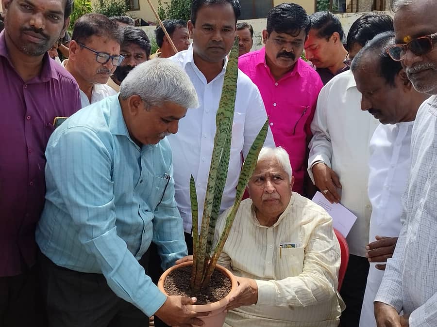 ಸಚಿವ ಎಚ್.ಕೆ.ಪಾಟೀಲ ಅವರಿಗೆ ಗಿಡ ನೀಡಿ ಅಭಿನಂದಿಸಿದ ಸುರೇಶ ವಿ.ಕುಂಬಾರ