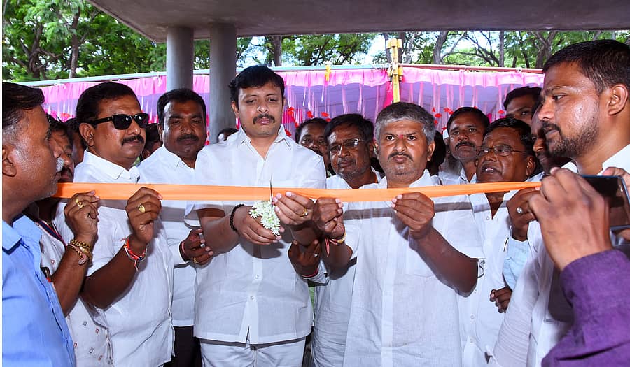 ಹುಣಸಗಿ ಪಟ್ಟಣದ ಯುಕೆಪಿ ಕ್ಯಾಂಪ್ನಲ್ಲಿ ನಡೆದ ನೇತ್ರ ಉಚಿತ ಚಿಕಿತ್ಸಾ ಶಿಬಿರ ಹಾಗೂ ರಕ್ತದಾನ ಶಿಬಿರಕ್ಕೆ ಶಾಸಕ ರಾಜಾವೇಣುಗೋಪಾಲ ನಾಯಕ ಚಾಲನೆ ನೀಡಿದರು