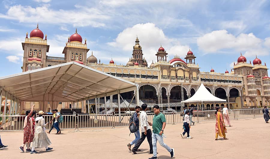 ಮೈಸೂರು ದಸರಾ ಕಾರ್ಯಕ್ರಮಗಳಿಗಾಗಿ ಅಂಬಾವಿಲಾಸ ಅರಮನೆ ಆವರಣದಲ್ಲಿ ಸಿದ್ಧತೆ ನಡೆಯುತ್ತಿದೆ –ಪ್ರಜಾವಾಣಿ ಚಿತ್ರ: ಹಂಪಾ ನಾಗರಾಜ್