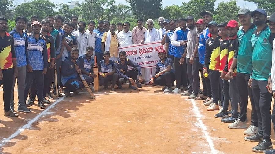 ಮಳವಳ್ಳಿ ಪಟ್ಟಣದ ಕನಕದಾಸ ಕ್ರೀಡಾಂಗಣದಲ್ಲಿ ಆಯೋಜಿಸಿದ್ದ ಕ್ರಿಕೆಟ್ ಟೂರ್ನಿಗೆ ರಾಜ್ಯ ಆರಾಧ್ಯ ಜ್ಯೋತಿಷ್ಯ ಮತ್ತು ಪುರೋಹಿತರ ಸಂಘದ ಅಧ್ಯಕ್ಷ ಎಸ್.ನಾಗಭೂಷಣಾರಾಧ್ಯ ಚಾಲನೆ ನೀಡಿದರು