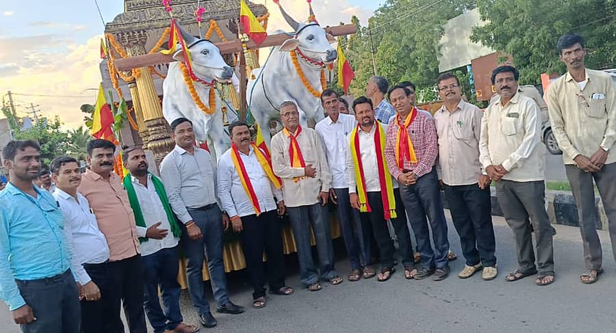 ಮುಂಡರಗಿ ಪಟ್ಟಣಕ್ಕೆ ಆಗಮಿಸಿದ ಕನ್ನಡರಥಯಾತ್ರೆಯನ್ನು ಅಧಿಕಾರಿಗಳು ಹಾಗೂ ವಿವಿಧ ಕನ್ನಡಪರ ಸಂಘಟನೆಗಳ ಪದಾಧಿಕಾರಿಗಳು ಸ್ವಾಗತಿಸಿದರು 
