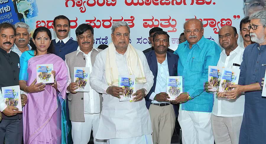 ಮುಖ್ಯಮಂತ್ರಿ ಸಿದ್ದರಾಮಯ್ಯ ಅವರು ಡಿ.ಶ್ರೀನಿವಾಸ ಮಣಗಳ್ಳಿ ಸಂಪಾದಿತ ‘ಗ್ಯಾರಂಟಿ ಯೋಜನೆಗಳು: ಬಡವರ ಸುರಕ್ಷತೆ ಮತ್ತು ಕಲ್ಯಾಣ’ ಕೃತಿಯನ್ನು ಶನಿವಾರ ಬಿಡುಗಡೆ ಮಾಡಿದರು –ಪ್ರಜಾವಾಣಿ ಚಿತ್ರ