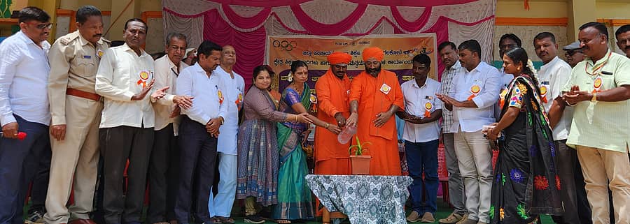 ಕೋಟೆಕಲ್ ಗ್ರಾಮದಲ್ಲಿ ಶನಿವಾರ ನಡೆದ ಬಾದಾಮಿ-ಗುಳೇದಗುಡ್ಡ ತಾಲ್ಲೂಕು ಮಟ್ಟದ ಕ್ರೀಡಾಕೂಟವನ್ನು ಗಣ್ಯರು ಉದ್ಘಾಟಿಸಿದರು