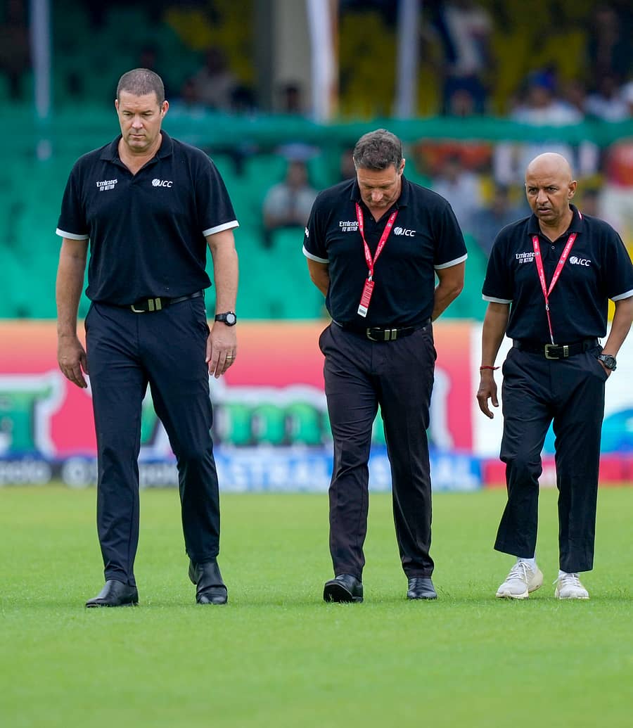 <div class="paragraphs"><p>ಕಾನ್ಪುರದ ಗ್ರೀನ್ ಪಾರ್ಕ್ ಕ್ರೀಡಾಂಗಣ ಪರಿಶೀಲಿಸಿದ ಅಂಪೈರ್ ಮತ್ತು ರೆಫರಿಗಳು</p></div>