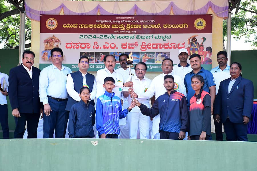 ಕಲಬುರಗಿಯ ಚಂದ್ರಶೇಖರ ಪಾಟೀಲ ಕ್ರೀಡಾಂಗಣದಲ್ಲಿ ಭಾನುವಾರ ಹಮ್ಮಿಕೊಂಡಿದ್ದ ವಿಭಾಗಮಟ್ಟದ ದಸರಾ ಸಿ.ಎಂ ಕಪ್ ಕ್ರೀಡಾಕೂಟದ ಜ್ಯೋತಿಯನ್ನು ಶಾಸಕರಾದ ಅಲ್ಲಮಪ್ರಭು ಪಾಟೀಲ, ಶಶೀಲ್ ಜಿ.ನಮೋಶಿ, ತಿಪ್ಪಣ್ಣಪ್ಪ ಕಮಕನೂರ ಸ್ವೀಕರಿಸಿದರು