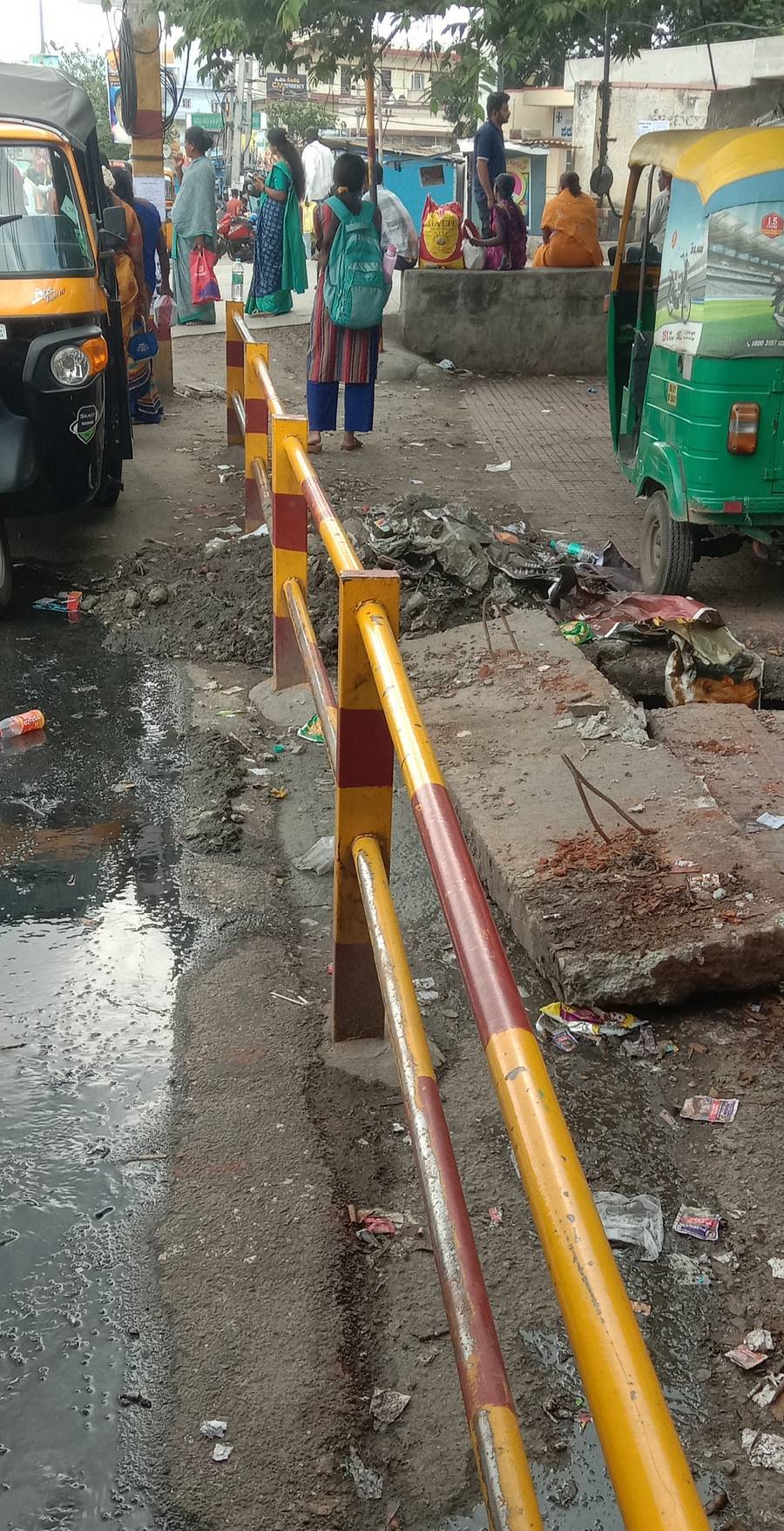 ರಸ್ತೆ ಮೇಲೆ ಹರಿಯುತ್ತಿರುವ ಚರಂಡಿ ನೀರು
