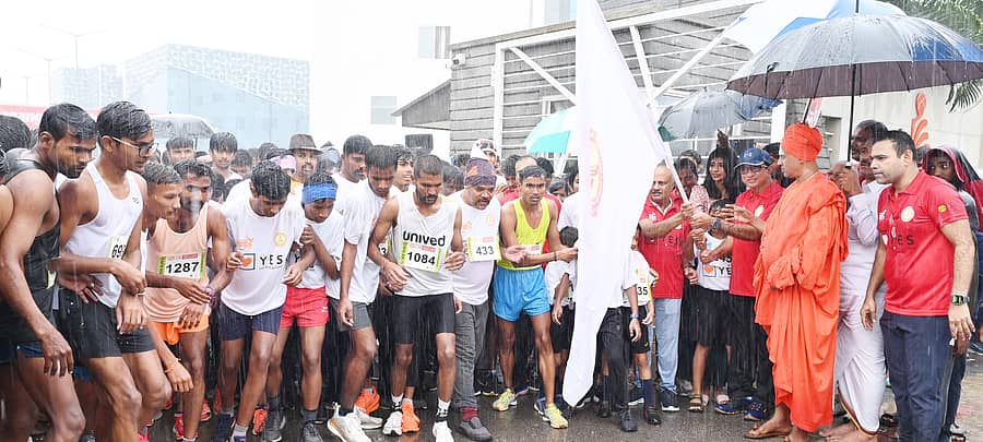 ತುಮಕೂರಿನಲ್ಲಿ ಭಾನುವಾರ ಸಿದ್ಧಗಂಗಾ ಆಸ್ಪತ್ರೆಯಿಂದ ಹಮ್ಮಿಕೊಂಡಿದ್ದ ಹೆಲ್ತ್ರನ್ 10ಕೆ ಮ್ಯಾರಥಾನ್ಗೆ ಸಿದ್ಧಗಂಗಾ ಮಠದ ಸಿದ್ಧಲಿಂಗ ಸ್ವಾಮೀಜಿ ಚಾಲನೆ ನೀಡಿದರು