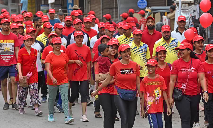 ವಿಶ್ವ ಹೃದಯ ದಿನದ ಅಂಗವಾಗಿ ಮಂಗಳೂರಿನ ಕೆಎಂಸಿ ಆಸ್ಪತ್ರೆಯು ನಗರದಲ್ಲಿ ಭಾನುವಾರ ಆಯೋಜಿಸಿದ್ದ ವಾಕಥಾನ್ನಲ್ಲಿ ಭಾಗವಹಿಸಿದ ಸ್ವಯಂಸೇವಕರು: ಪ್ರಜಾವಾಣಿ ಚಿತ್ರ
