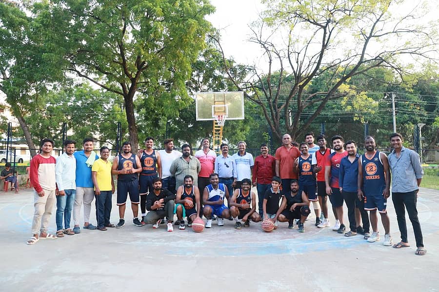 <div class="paragraphs"><p>ಯುವ ಸಬಲೀಕರಣ ಹಾಗೂ ಕ್ರೀಡಾ ಇಲಾಖೆ ರಾಯಚೂರಿನ ಕೃಷಿ ವಿಜ್ಞಾನಗಳ ವಿಶ್ವವಿದ್ಯಾಲಯ ಆವರಣದಲ್ಲಿ ಭಾನುವಾರ ನಡೆಸಿದ 2024–25ನೇ ಸಾಲಿನ ಕಲಬುರಗಿ ವಿಭಾಗ ಮಟ್ಟದ ದಸರಾ ಕ್ರೀಡಾಕೂಟದ ಪುರುಷರ ಬ್ಯಾಸ್ಕೆಟ್ ಪಂದ್ಯಾವಳಿಯಲ್ಲಿ ಟ್ರೋಫಿ ಗೆದ್ದ ರಾಯಚೂರು ತಂಡ</p></div>