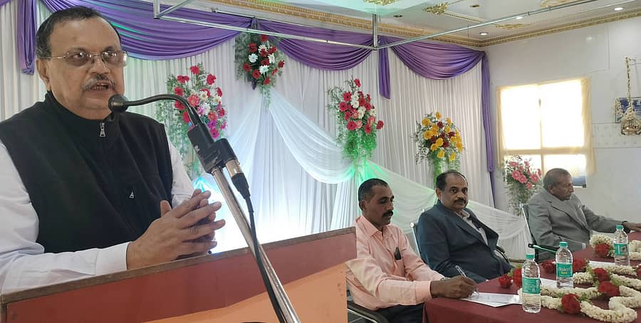 ಸೋಮವಾರಪೇಟೆ ಕೊಡವ ಸಮಾಜದಲ್ಲಿ ನಡೆದ ಕೈಲ್ ಮುಹೂರ್ತ ಸಂತೋಷಕೂಟದ ಕಾರ್ಯಕ್ರಮದಲ್ಲಿ ಸಮಾಜದ ಅಧ್ಯಕ್ಷ ಎಂ.ಬಿ. ಅಭಿಮನ್ಯುಕುಮಾರ್ ಮಾತನಾಡಿದರು.