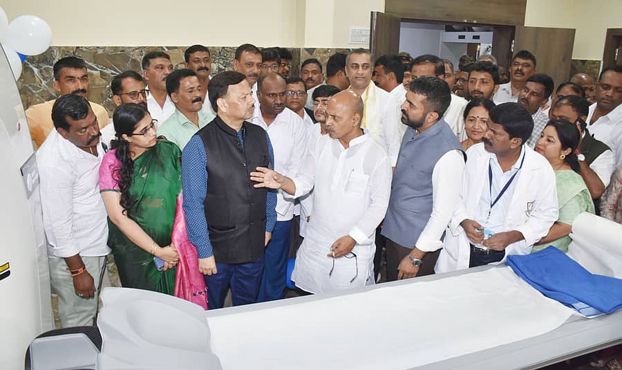 ವೈದ್ಯಕೀಯ ಶಿಕ್ಷಣ ಖಾತೆ ಸಚಿವ ಡಾ.ಶರಣಪ್ರಕಾಶ್ ಪಾಟೀಲ ಅವರು ಭಾನುವಾರ ಮಡಿಕೇರಿಯ ಕೊಡಗು ವೈದ್ಯಕೀಯ ವಿಜ್ಞಾನಗಳ ಸಂಸ್ಥೆಯ ಬೋಧಕ ಆಸ್ಪತ್ರೆಯಲ್ಲಿ (ಜಿಲ್ಲಾಸ್ಪತ್ರೆ) ಎಂಆರ್ಐ ಸ್ಕ್ಯಾನಿಂಗ್ ಯಂತ್ರವನ್ನು ಬಳಕೆಗೆ ಮುಕ್ತಗೊಳಿಸಿ ಇಲಾಖೆಯ ಮುಖ್ಯ ಕಾರ್ಯದರ್ಶಿ ಅಹಮ್ಮದ್ ಮೊಸಿನ್ ಅವರೊಂದಿಗೆ ಚರ್ಚೆ ನಡೆಸಿದರು