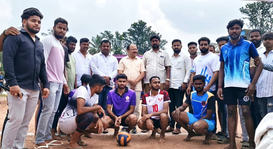 ಮಾಗಡಿ ಕಲ್ಯಾಗೇಟ್ ತಟವಾಳ್ ಮುಖ್ಯ ರಸ್ತೆಯಲ್ಲಿ ಗಜ ಪಡೆ ಯುವಕರ ಸೇನೆ ವತಿಯಿಂದ ಜಿಲ್ಲಾ ಮಟ್ಟದ ವಾಲಿಬಾಲ್ ಪಂದ್ಯಾವಳಿಗೆ ಬಿಡಿಸಿಸಿ ಬ್ಯಾಂಕ್ ನಿರ್ದೇಶಕ ಎಂ.ಕೆ.ಧನಂಜಯ ಚಾಲನೆ ನೀಡಿದರು