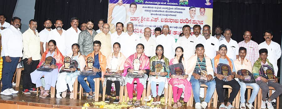 ತುಮಕೂರಿನಲ್ಲಿ ಭಾನುವಾರ ಆಟೊ ಚಾಲಕರು ಮತ್ತು ಇತರೆ ಅಸಂಘಟಿತ ಕಾರ್ಮಿಕರ ವೇದಿಕೆಯಿಂದ ಮಕ್ಕಳಿಗೆ ಪ್ರತಿಭಾ ಪುರಸ್ಕಾರ ವಿತರಿಸಲಾಯಿತು. ಮಾಜಿ ಸಂಸದ ಜಿ.ಎಸ್.ಬಸವರಾಜು, ಅಖಿಲ ಭಾರತ ವೀರಶೈವ ಮಹಾಸಭಾ ಜಿಲ್ಲಾ ಘಟಕದ ಅಧ್ಯಕ್ಷ ಡಾ.ಎಸ್.ಪರಮೇಶ್, ನಿವೃತ್ತ ಪ್ರಾಂಶುಪಾಲ ಮರಿಬಸಪ್ಪ, ವೇದಿಕೆ ಅಧ್ಯಕ್ಷ ಕೆ.ಎಂ.ಶಿವಕುಮಾರ್ ಇತರರು ಉಪಸ್ಥಿತರಿದ್ದರು