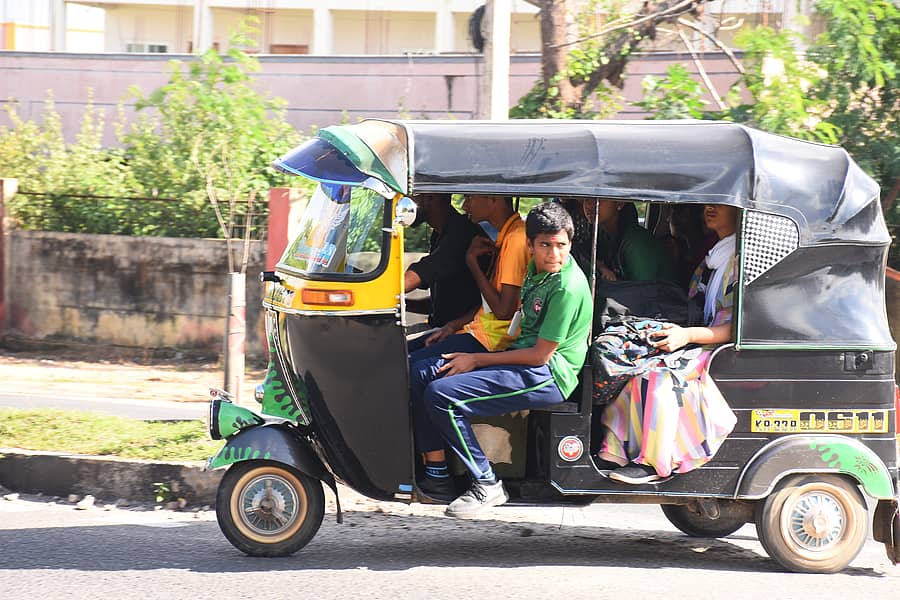 <div class="paragraphs"><p>ಯಾದಗಿರಿ ನಗರದಲ್ಲಿ ಆಟೋದಲ್ಲಿ ಮಕ್ಕಳನ್ನು ಶಾಲೆಗೆ ಕರೆದೊಯ್ಯುತ್ತಿರುವುದು </p></div>