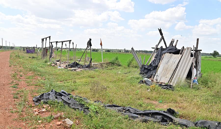 ದಾವಣಗೆರೆ ಸಮೀಪದ ದೊಡ್ಡಬಾತಿ ವ್ಯಾಪ್ತಿಯ ಖಾಲಿ ಜಾಗದಲ್ಲಿ ಹೆಗಡೆ ನಗರ ನಿವಾಸಿಗಳಿಗೆ ನಿರ್ಮಿಸಿಕೊಟ್ಟಿದ್ದ ಶೆಡ್‌ಗಳು ಮುರಿದು ಬಿದ್ದಿರುವುದು