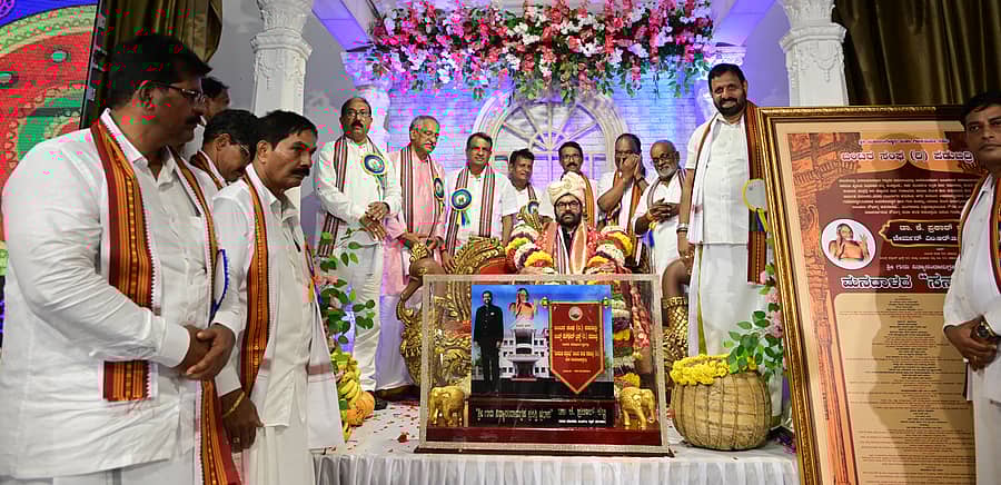 ಪಡುಬಿದ್ರಿ ಬಂಟರ ಸಂಘದಲ್ಲಿ ಭಾನುವಾರ ನಡೆದ ಕಾರ್ಯಕ್ರಮದಲ್ಲಿ ಪ್ರಕಾಶ್ ಶೆಟ್ಟಿಗೆ ಶ್ರೀಗುರು ನಿತ್ಯಾನಂದಾನುಗ್ರಹ ಪ್ರಶಸ್ತಿ ನೀಡಿ ಗೌರವಿಸಲಾಯಿತು