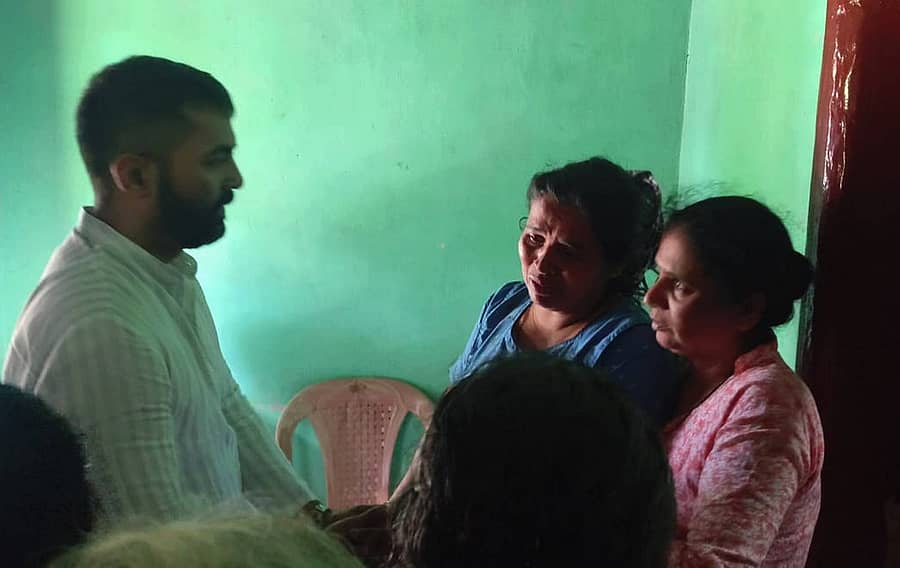 ಸೋಮವಾರಪೇಟೆ ತಾಲ್ಲೂಕಿನ ಐಗೂರು ಗ್ರಾಮದ ಕಾಲೇಜು ವಿದ್ಯಾರ್ಥಿ ಹೇಮಂತ್ ವಿದ್ಯುತ್ ಅವಘಡದಿಂದ ನಿಧನ ಹೊಂದಿದ ಹಿನ್ನೆಲೆಯಲ್ಲಿ, ಶಾಸಕ ಡಾ.ಮಂತರ್ ಗೌಡ ಮೃತ ಯುವಕನ ಮನೆಗೆ ಭೇಟಿ ನೀಡಿ ಪೋಷಕರಿಗೆ ಸಾಂತ್ವನ ತಿಳಿಸಿದರು.