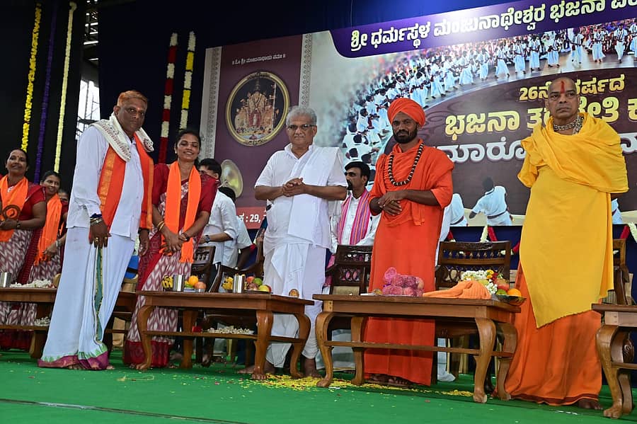 ಕುಂದಗೋಳದ ಕಲ್ಯಾಣಪುರ ಮಠದ ಬಸವಣ್ಣಜ್ಜ ಅವರು ಆಶೀರ್ವಚನ ನೀಡಿದರು