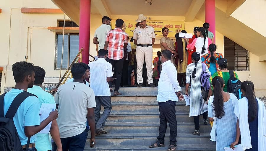 ಗ್ರಾಮ ಆಡಳಿತ ಅಧಿಕಾರಿ ಹುದ್ದೆಗಳ ನೇಮಕಾತಿ ಸ್ಪರ್ಧಾತ್ಮಕ ಪರೀಕ್ಷೆಗಾಗಿ ದೇವರಹಿಪ್ಪರಗಿ ಸಿದ್ಧೇಶ್ವರ ಸ್ವಾಮೀಜಿ ಪಿ.ಯು.ಕಾಲೇಜು ಪರೀಕ್ಷಾ ಕೇಂದ್ರಕ್ಕೆ ಬಂದ ಅಭ್ಯರ್ಥಿಗಳನ್ನು ತಪಾಸಣೆಗೊಳಪಡಿಸಲಾಯಿತು