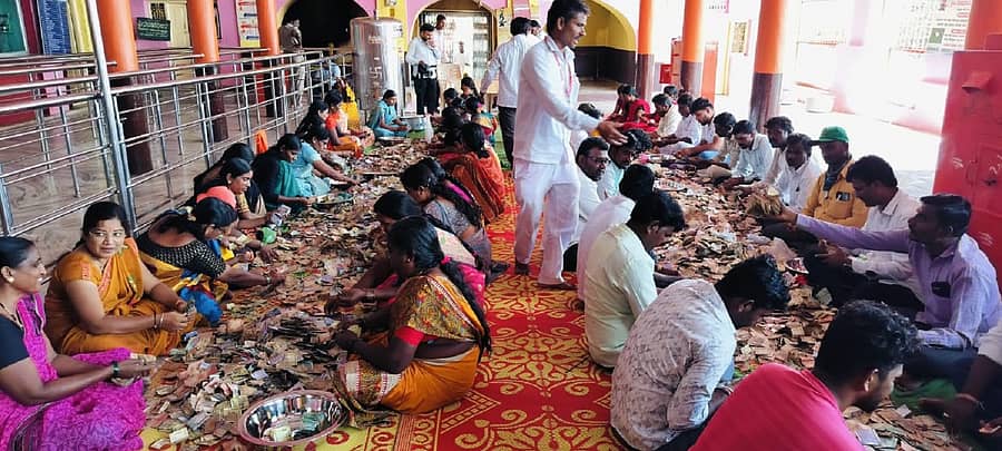 ಕಾಳಗಿ ತಾಲ್ಲೂಕಿನ ಶ್ರೀಕ್ಷೇತ್ರ ರೇವಗ್ಗಿ (ರಟಕಲ್) ರೇವಣಸಿದ್ದೇಶ್ವರ ಹುಂಡಿ ತೆರೆದು ಕಾಣಿಕೆ ಎಣಿಕೆ ಮಾಡಲಾಯಿತು