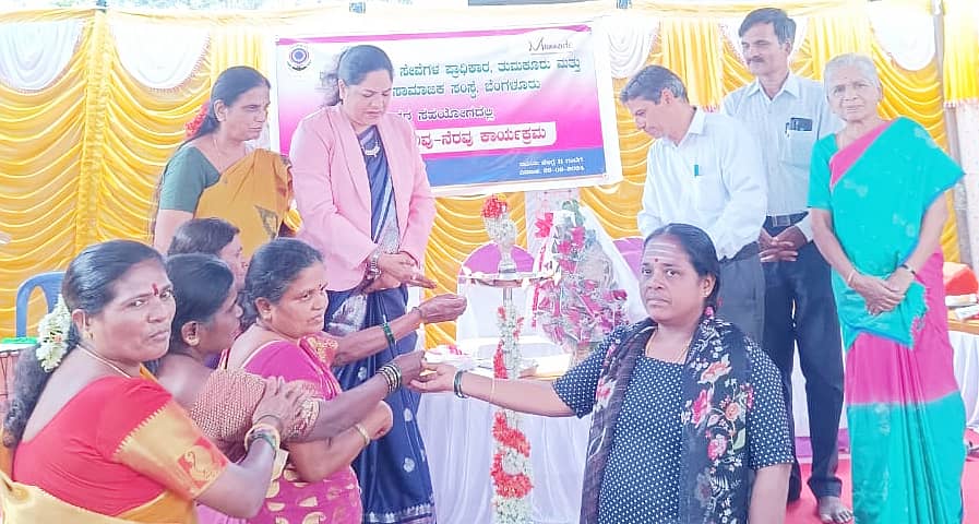 <div class="paragraphs"><p>ತುಮಕೂರು ಹೊರವಲಯದ ಭೀಮಸಂದ್ರದ ಜಗನ್ಮಾಥ ವಿದ್ಯಾಪೀಠದಲ್ಲಿ ಭಾನುವಾರ ಕಾನೂನು ಅರಿವು–ನೆರವು ಕಾರ್ಯಕ್ರಮ ಏರ್ಪಡಿಸಲಾಗಿತ್ತು. </p></div>