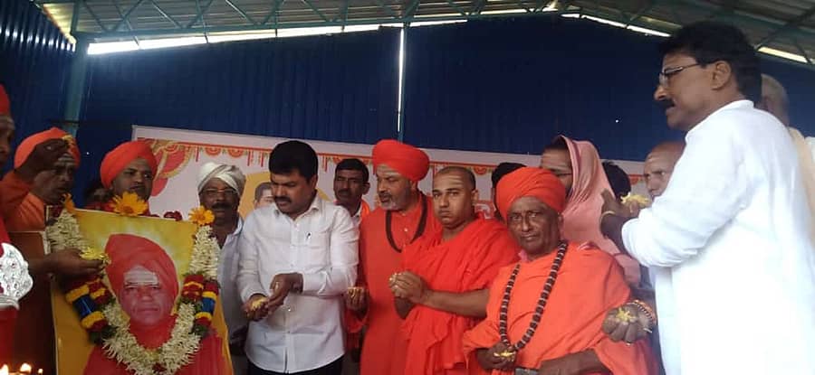 ರಟ್ಟೀಹಳ್ಳಿ ತಾಲ್ಲೂಕಿನ ತಿಪ್ಪಾಯಿಕೊಪ್ಪ ಗುರುಮೂಕಪ್ಪ ಶಿವಯೋಗಿಗಳ ಮಠದಲ್ಲಿ ಸೋಮವಾರ ಹಮ್ಮಿಕೊಂಡಿದ್ದ ಲಿಂಗೈಕ್ಯ ವಿರೂಪಾಕ್ಷ ಸ್ವಾಮೀಜಿ ಅವರ ಪುಣ್ಯ ಸ್ಮರಣೋತ್ಸವ ಕಾರ್ಯಕ್ರಮದಲ್ಲಿ ಸ್ವಾಮೀಜಿಯವರ ಭಾವಚಿತ್ರಕ್ಕೆ ಪುಷ್ಪನಮನ ಸಲ್ಲಿಸಲಾಯಿತು