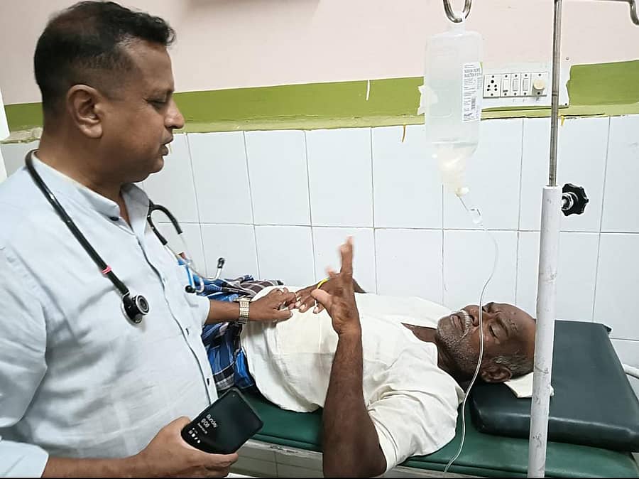 ಆಳಂದ ತಾಲ್ಲೂಕಿನ ನಿಂಬರ್ಗಾ ಗ್ರಾಮದ ವ್ಯಕ್ತಿಯೊಬ್ಬರು ಸಮುದಾಯ ಆರೋಗ್ಯ ಕೇಂದ್ರದಲ್ಲಿ ಚಿಕಿತ್ಸೆ ಪಡೆಯುತ್ತಿರುವುದು