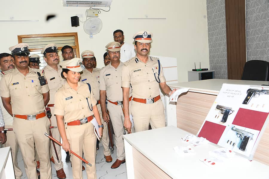 ಕಲಬುರಗಿಯ ಕಮಿಷನರ್ ಕಚೇರಿಯಲ್ಲಿ ಸೋಮವಾರ ಆರೋಪಿಗಳಿಂದ ವಶಕ್ಕೆ ಪಡೆದ ನಾಡ ಪಿಸ್ತೂಲ್, ಜೀವಂತ ಗುಂಡುಗಳನ್ನು ಪೊಲೀಸ್ ಕಮಿಷನರ್ ಶರಣಪ್ಪ ಎಸ್.ಡಿ. ಪ್ರದರ್ಶಿಸಿದರು. ಡಿಸಿಪಿಗಳಾದ ಕನಿಕಾ ಸಿಕ್ರಿವಾಲ್ ಉಪಸ್ಥಿತರಿದ್ದರು