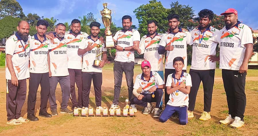 ಗೋಣಿಕೊಪ್ಪಲು ಬಳಿಯ ಕಾಟ್ರಕೊಲ್ಲಿಯಲ್ಲಿ ನಡೆದ ಕ್ರಿಕೆಟ್ ಟೂರ್ನಿಯಲ್ಲಿ ಕಾಟ್ರಕೊಲ್ಲಿಯ ಎಸ್.ಎಸ್.ಫ್ರೆಂಡ್ಸ್ ತಂಡ ಜಯಗಳಿಸಿ ಪ್ರಶಸ್ತಿ ಪಡೆದುಕೊಂಡಿತು.