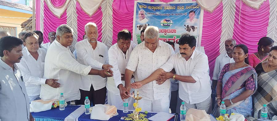 ಬೆಟ್ಟದಪುರ ಸಮೀಪದ ಮೇಗಳಕೊಪ್ಪಲು ಗ್ರಾಮದಲ್ಲಿ ಸೋಮವಾರ ಸಚಿವ ಕೆ.ವೆಂಕಟೇಶ್ ಹಾಲು ಉತ್ಪಾದಕ ಸಹಕಾರ ಸಂಘ ಉದ್ಘಾಟನೆ ಸಮಾರಂಭಕ್ಕೆ ಚಾಲನೆ ನೀಡಿದರು. ಪ್ರಕಾಶ್, ನಿತಿನ್ ವೆಂಕಟೇಶ್, ಚಿಕ್ಕೇಗೌಡ, ಕೃಷ್ಣೇಗೌಡ, ಯಶೋಧರ ಪಾಲ್ಗೊಂಡಿದ್ದರು