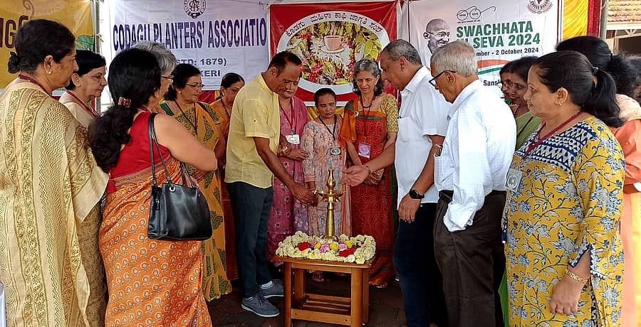 ಸೋಮವಾರಪೇಟೆ ಚಿಕ್ಕಬಸಪ್ಪ ಕ್ಲಬ್ ಆವರಣದಲ್ಲಿ ಅಂತರರಾಷ್ಟ್ರೀಯ ಕಾಫಿ ದಿನಾಚರಣೆ ಪ್ರಯುಕ್ತ ಸಾರ್ವಜನಿಕರಿಗೆ ಉಚಿತ ಕಾಫಿ ವಿತರಣಾ ಕಾರ್ಯಕ್ರಮವನ್ನು ಚಿಕ್ಕಬಸಪ್ಪ ಕ್ಲಬ್ ಅಧ್ಯಕ್ಷ ಮಹೇಶ್ ಉದ್ಘಾಟಿಸಿದರು.