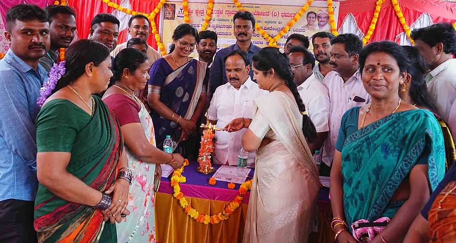 ಹಿರಿಯೂರಿನ 24ನೇ ವಾರ್ಡ್ನಲ್ಲಿ ಸೋಮವಾರ ನಡೆದ ಕಾರ್ಯಕ್ರಮದಲ್ಲಿ ಧರ್ಮಸ್ಥಳ ಗ್ರಾಮಾಭಿವೃದ್ಧಿ ಸಂಸ್ಥೆಯಿಂದ ಸ್ಥಾಪಿಸಿರುವ ಶುದ್ಧ ಕುಡಿಯುವ ನೀರಿನ ಘಟಕವನ್ನು ಜಿಲ್ಲಾ ಉಸ್ತುವಾರಿ ಸಚಿವ ಡಿ. ಸುಧಾಕರ್ ಉದ್ಘಾಟಿಸಿದರು