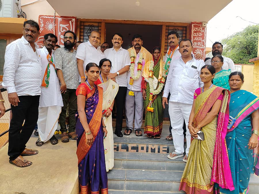 ಲಿಂಗಸುಗೂರು ಪುರಸಭೆ ಅಧ್ಯಕ್ಷ ಬಾಬುರಡ್ಡಿ ಮುನ್ನೂರು, ಉಪಾಧ್ಯಕ್ಷೆ ಶರಣಮ್ಮ ಕೊಡ್ಲಿ ಅವರನ್ನು ಬೆಂಬಲಿತ ಸದಸ್ಯರೊಂದಿಗೆ ಮಂಗಳವಾರ ಸಂಸದ ಜಿ.ಕುಮಾರ ನಾಯಕ ಸನ್ಮಾನಿಸಿದರು