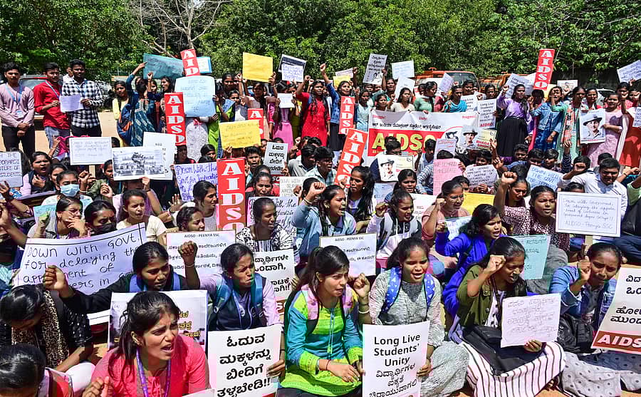 ನಗರದ ಸ್ವಾತಂತ್ರ್ಯ ಉದ್ಯಾನದಲ್ಲಿ ಮಂಗಳವಾರ ನಡೆದ ಪ್ರತಿಭಟನೆಯಲ್ಲಿ ಎಐಡಿಎಸ್‌ಒ ಸದಸ್ಯರು ಭಾಗವಹಿಸಿದ್ದರು   
ಪ್ರಜಾವಾಣಿ ಚಿತ್ರ