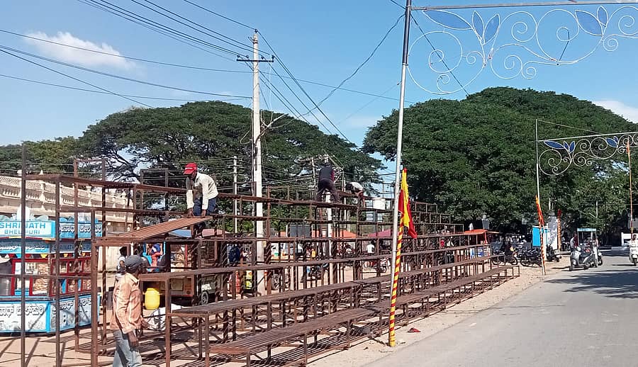 ಶ್ರೀರಂಗಪಟ್ಟಣ ಪುರಸಭೆ ಕಚೇರಿ ವೃತ್ತದಲ್ಲಿ ದಸರಾ ಉತ್ಸವದ ಜಂಬೂ ಸವಾರಿಯ ಮೆರವಣಿಗೆ ವೀಕ್ಷಿಸಲು ಸಾರ್ವಜನಿಕರಿಗೆ ಆಸನಗಳ ವ್ಯವಸ್ಥೆ ಮಾಡಲಾಯಿತು