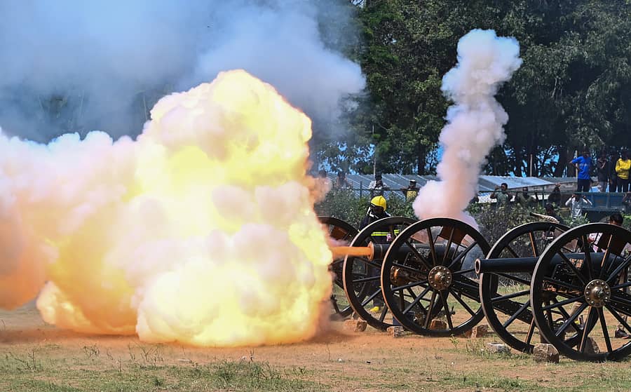 ಮೈಸೂರಿನ ದಸರಾ ವಸ್ತುಪ್ರದರ್ಶನ ಆವರಣದಲ್ಲಿ ಮಂಗಳವಾರ ನಡೆದ ಅಂತಿಮ ಕುಶಾಲತೋಪು ತಾಲೀಮಿನಲ್ಲಿ ಸಿಡಿಮದ್ದಿನ ಮೊರೆತ